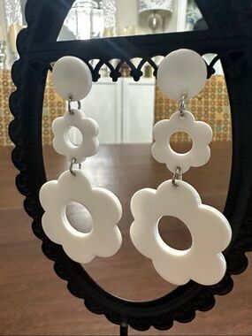 🧡White Flower Dangle Earrings🧡